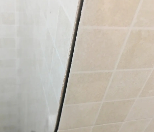 宿松瓷砖空鼓维修公司分享阳台瓷砖脱落的修复过程可以分为以下几个步骤