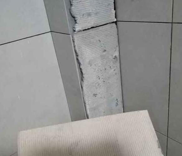 宿松瓷砖空鼓维修公司分享下厨房瓷砖脱落的补救措施。